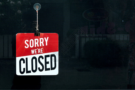 商店窗户上的封闭标志 抱歉我们关门了餐厅工作横幅商业零售棕褐色咖啡店街道失业金融图片