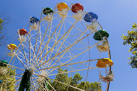 公园摩天轮的吸引力庆典狂欢蓝色考试运动天空旋转闲暇休息马戏团图片