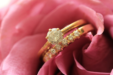 钻石黄金婚礼套装奢华环境石头珠宝戒指玫瑰金子钻石婚姻婚戒背景