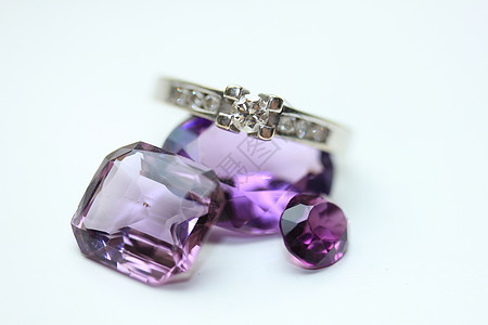 铁环上的钻石戒指宝石奢华婚姻金属白金婚礼婚戒环境紫色新娘图片