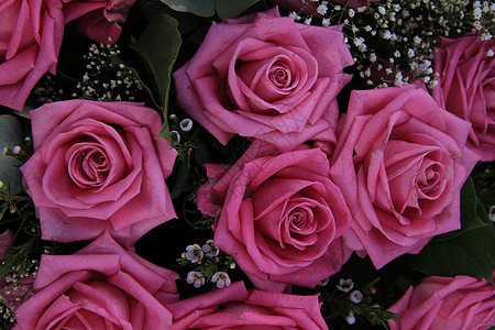 大粉红玫瑰在新娘花束中婚姻花瓣植物群浪漫中心玫瑰庆典仪式绿色花店图片