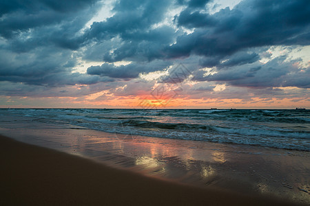 日落背景的海浪天空旅行风景热带天气海岸假期日出地平线场景图片
