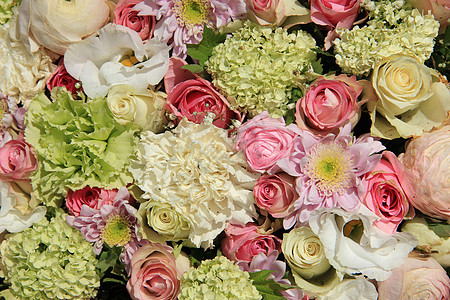 粉粉 绿色和白白新娘安排团体花朵中心鲜花花束婚姻玫瑰白色花瓣婚礼背景图片