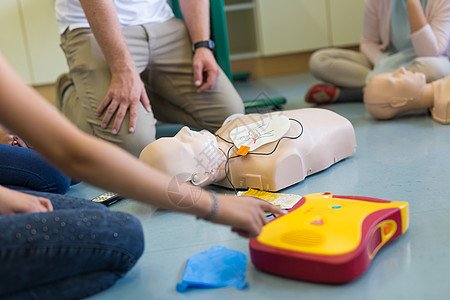 使用AED的急救复苏课程救援人体学生教育程序储蓄者孩子们学习除颤器生活图片