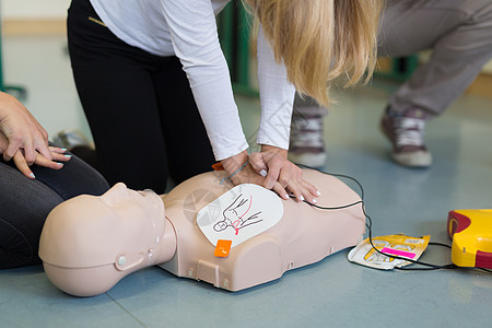 使用AED的急救复苏课程学习学生模型护理人员情况心脏胸部安全训练娃娃图片