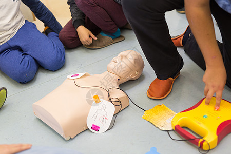 使用AED的急救复苏课程教学情况救援人体心脏模型孩子们压缩心脏病学校图片