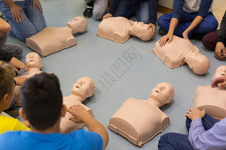 小学急救复苏课程 请访问InfoFinland上的胸部生活孩子娃娃训练压缩按摩教学情况玩具图片