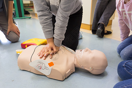使用AED的急救复苏课程压缩玩具讲师学生情况模型生活胸部训练孩子们图片