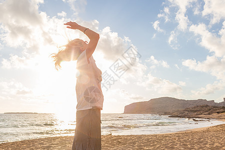 放松的快乐女人享受太阳节日假期生活女性喜悦旅行天空女孩海滩太阳镜阳光幸福图片