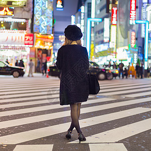 日本东京新宿的独身女郎女孩孤独景观工作成人商务裙子寂寞酒吧广告牌图片