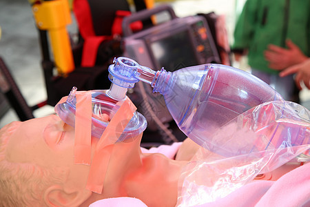 在训练玩偶时使用氧气罩的做法教育鼻子保健娃娃急救援助学习卫生男人呼吸器图片