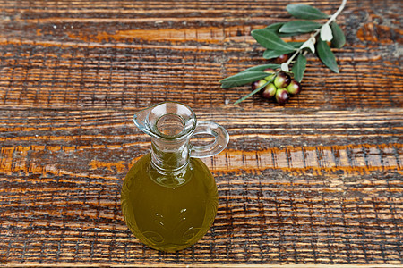 橄榄油和橄榄桌子绿色营养处女饮食黄色水果瓶子厨房玻璃图片