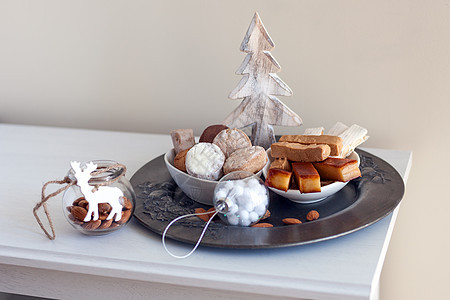 涡轮 曼太卡多和花粉 典型的西班牙乳房甜食季节美食家甜点食物小吃派对饼干传统巧克力美食图片