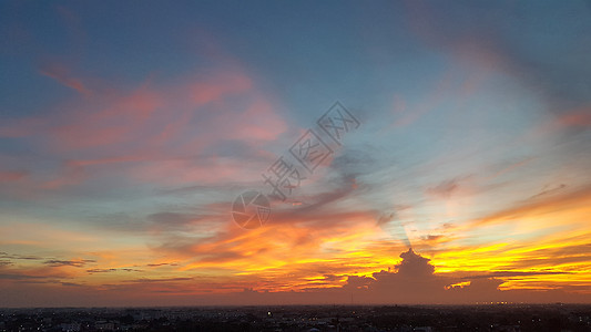 日出和波涛云天气橙子环境红色云层热带火山金子三色射线图片