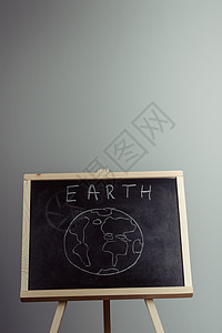 在黑板上刻有地球符号 背景 高战略图表领导教育世界建筑工作推介会成功绘画图片