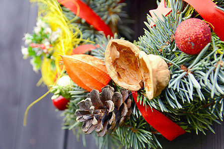 圣诞装饰花圈红色庆典棕色假期白色季节花环松树木头绿色图片