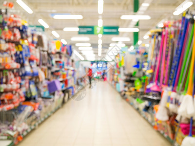 抽象模糊的超市过道 以色彩缤纷的货架和无法辨认的顾客为背景零售产品商品店铺部门架子销售消费者美食大卖场图片