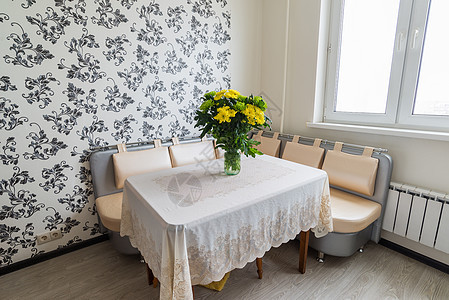 站在厨房桌上的黄色和绿色菊花布束 放在厨房桌上植物群植物桌布作品花瓣装饰房间花束季节桌子图片