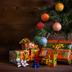 许多圣诞礼物都放在树下图片