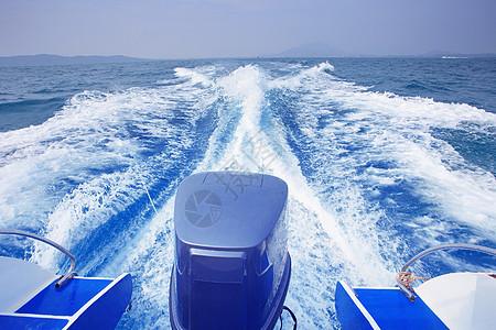 蓝海水使用高速运行的快艇后方视图游客运输公园踪迹飞溅蓝色海洋海浪旅行天空图片