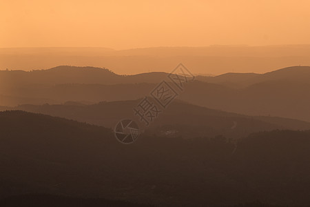 日落中的山层风景薄雾阴霾地平线橙子丘陵阳光情绪山峰阴影图片