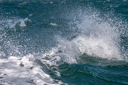 海洋波浪碰撞运动海岸飞溅支撑海浪力量泡沫蓝色天气海景图片