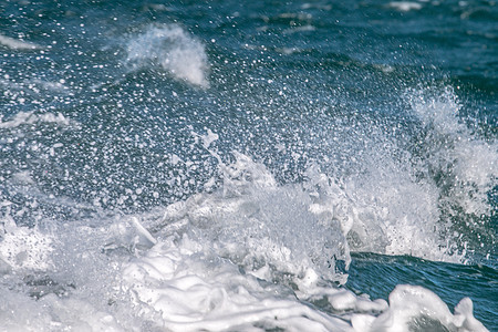 海洋波浪碰撞海岸运动支撑泡沫海景海浪天气蓝色飞溅力量图片