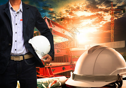 有白色安全头盔的工程师 站着反对工作t头盔建筑师领班天空建筑学工业工程商业财产起重机图片