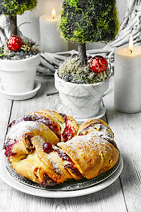 圣诞烤面包和红莓烘烤玩具装饰小吃季节庆典杏仁假期蛋糕白色图片
