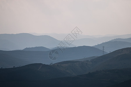 清晨的山地层山峰风景灰色地平线阴影丘陵阳光阴霾情绪图片