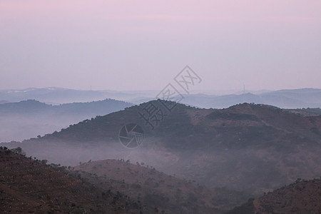 清晨的福吉山丘薄雾风景山峰阴霾地平线灰色阴影情绪丘陵阳光图片