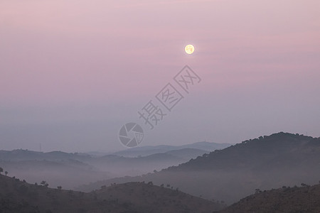 清晨的福吉山丘灰色丘陵风景阳光地平线山峰阴影阴霾情绪薄雾图片
