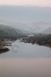 福吉山和河阳光阴霾灰色情绪风景山峰阴影薄雾丘陵地平线图片