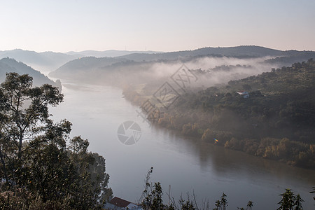 福吉山和河地平线阳光风景薄雾丘陵阴霾情绪灰色阴影山峰图片