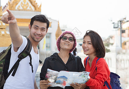 拿着旅行指南书的旅行的男人妇女和资深游人图片