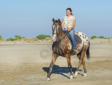 女人和阿帕鲁萨马海滩舞步女骑士幸福女士运动骑马假期女孩动物图片