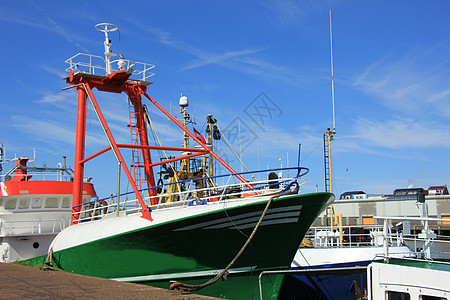 港口鱼拖网渔船拖网钓鱼天空商业渔民血管贸易货物桅杆绳索图片