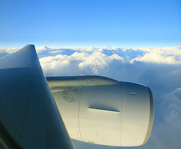 空中飞机发动机和机翼在白云和蓝天空上漂浮旅行翅膀空运航班活力飞行航空运输运输窗户气氛图片