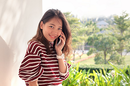 年轻年轻的年青女性 在智能手机上说话 与快乐的感动电话享受合同喜悦微笑顾客讲话服务保险身体图片