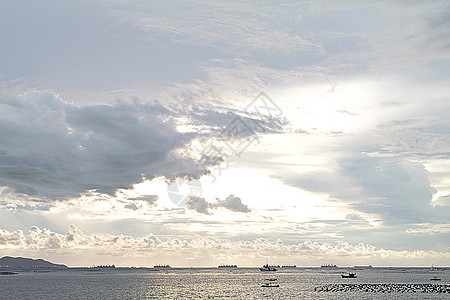 海面的美丽日落场景季节晴天天气日出地平线戏剧性海洋空气蓝色图片