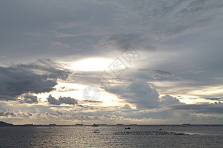 海面的美丽日落戏剧性地平线天气阳光季节场景太阳海洋日出晴天图片