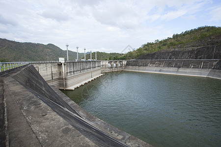 低于水位的水下水力发电大坝建设海浪活力工程溢洪道天空建筑绿色环境植物水库图片