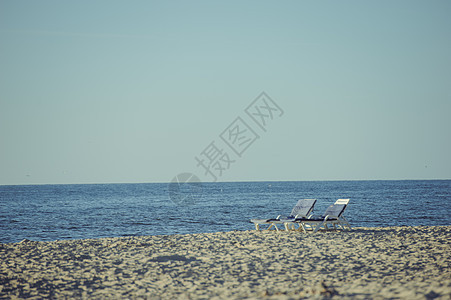海滩的沙滩休息员在海滩上天堂地平线海岸线天空海洋海岸太阳晴天椅子女孩图片
