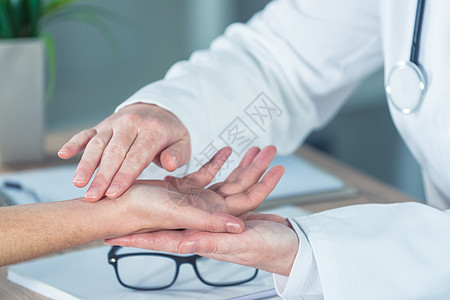 女性病人在整形外科医生对手腕伤害进行医学检查时办公室疼痛创伤医师职业诊断药品考试诊所医院图片