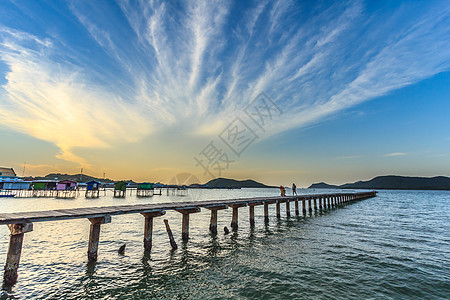 美丽的天空和木桥码头 清晨天色明亮海滩海景场景蓝色假期港口旅游海浪海岸墙纸图片