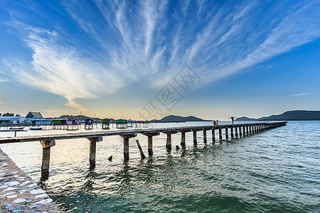 美丽的天空和木桥码头 清晨天色明亮太阳旅行旅游海浪海岸墙纸场景港口蓝色地平线图片
