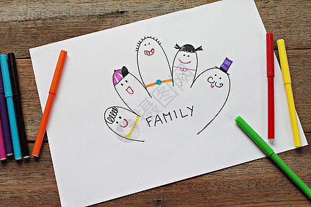 美满的家族手指在白纸上的照片和多彩的木本魔法笔图片