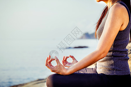 在热带海滩的瑜伽姿势中冥想的女人自由呼吸旅行保健锻炼宗教头脑精神海洋福利图片