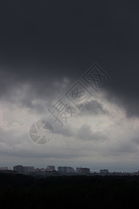 灰色雨雾多雾的城市风景 阴云的天空图片