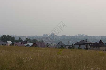 古老和现代概念土地农业晴天房子农场小路乡村草地天空建筑图片